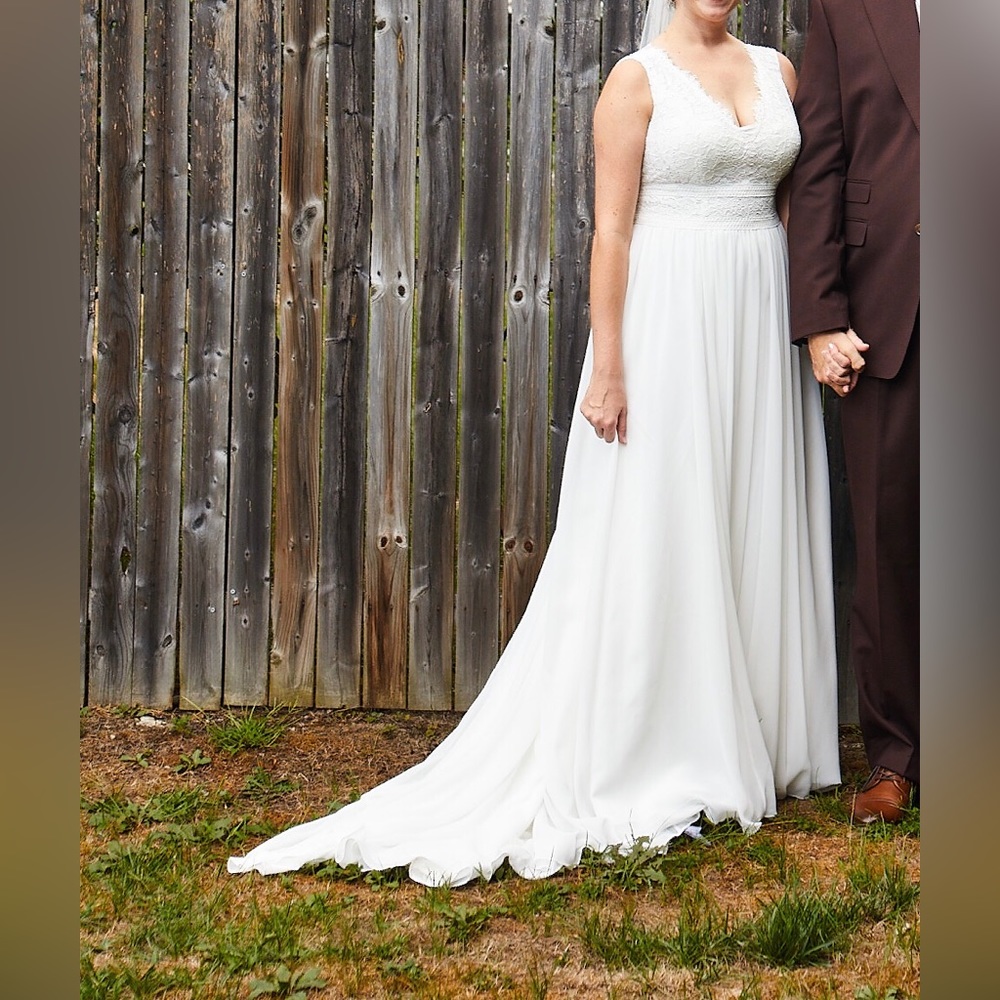 David’s Bridal lace illusion back chiffon wedding dress, size 12 style WG4011DB